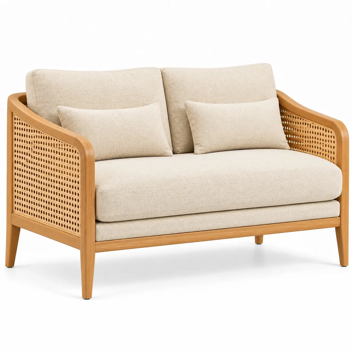 Canapé beige compact à accoudoirs tressés et coussins clairs