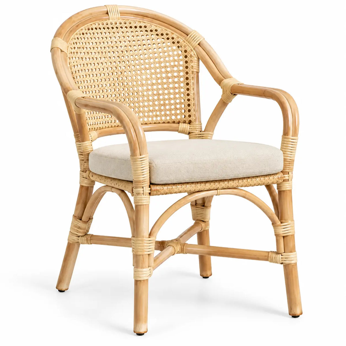 Fauteuil beige à dossier ajouré arrondi et coussin d'assise